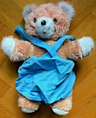 Großer Teddybär ohne Marke mit modischer blauer Hose