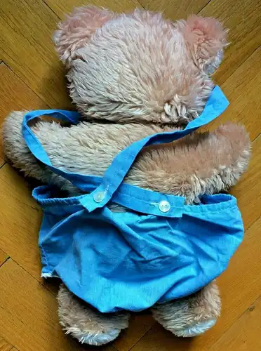 Großer Teddybär ohne Marke mit modischer blauer Hose