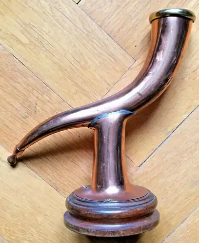 Füllhorn-ähnliches Gefäß aus Kupfer montiert auf kleinen runden Holzsockel