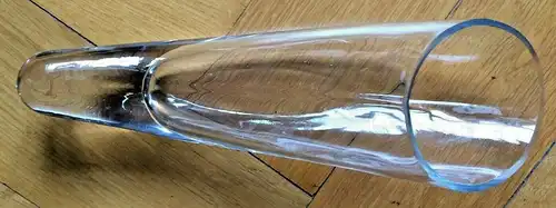 Geschwungenes flaches Glasgefäß mit seitlicher Öffnung