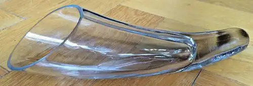 Geschwungenes flaches Glasgefäß mit seitlicher Öffnung