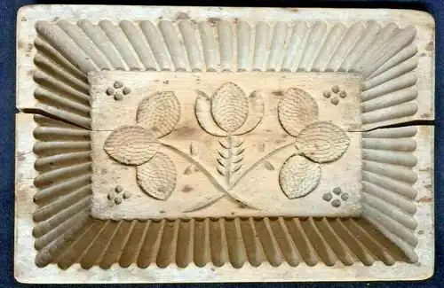 Rechteckiger Buttermodel aus Holz, geschnitzt, Motiv Blume, ca. 1900