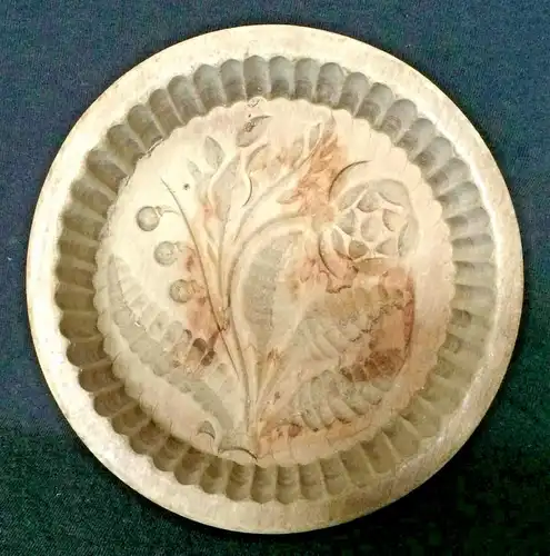 Runder Buttermodel aus Holz, geschnitzt, Motiv Blume, ca. 1900 mit Verfärbung