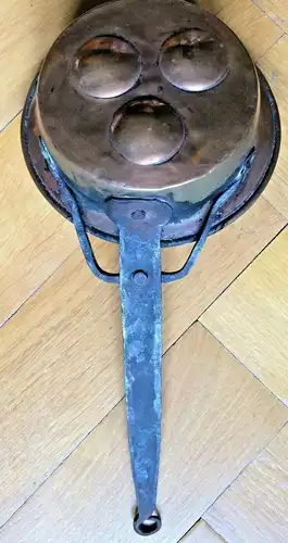 Uralte Kupferpfanne mit drei Vertiefungen, ca. 1820, sehr gut erhalten, 16,5 cm