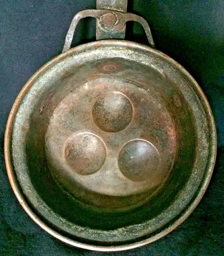Uralte Kupferpfanne mit drei Vertiefungen, ca. 1820, sehr gut erhalten, 16,5 cm
