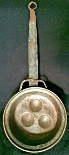 Uralte Kupferpfanne mit drei Vertiefungen, ca. 1820, sehr gut erhalten, 16,5 cm