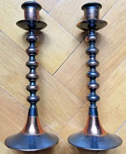 Zwei Kerzenständer aus Kupfer, brüniert ,Ende 19. Jhd., 26 cm hoch