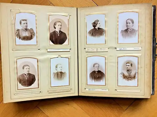 Uraltes Photoalbum mit Messingbeschlägen auf grünem samtähnlichem Stoffbezug