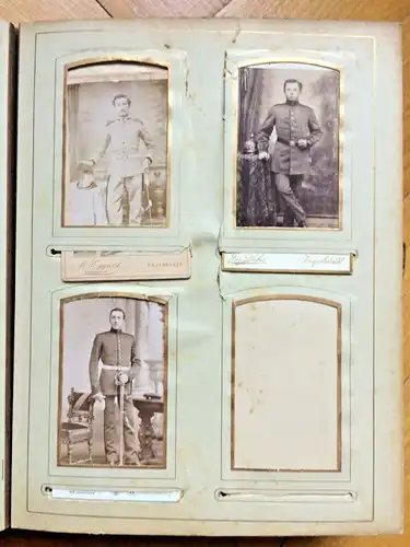 Uraltes Photoalbum mit Messingbeschlägen auf grünem samtähnlichem Stoffbezug