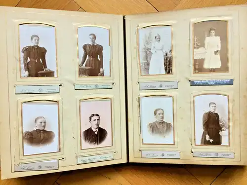 Uraltes Photoalbum mit Messingbeschlägen auf grünem samtähnlichem Stoffbezug