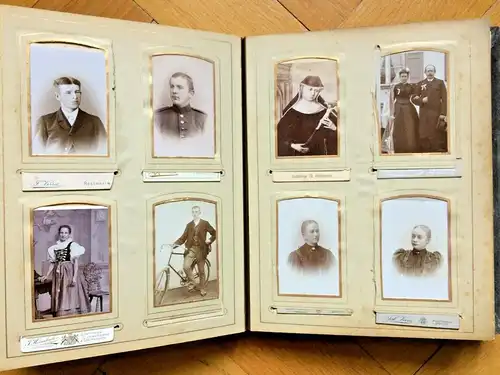 Uraltes Photoalbum mit Messingbeschlägen auf grünem samtähnlichem Stoffbezug