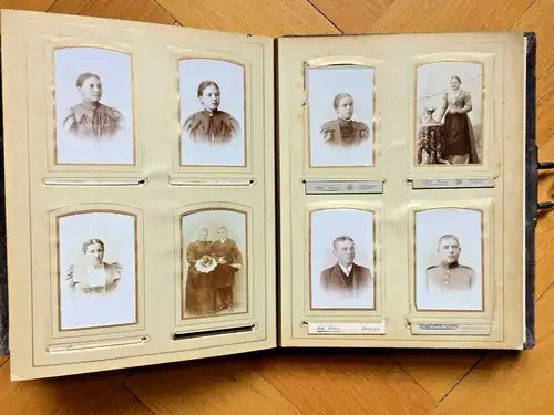 Uraltes Photoalbum mit Messingbeschlägen auf grünem samtähnlichem Stoffbezug