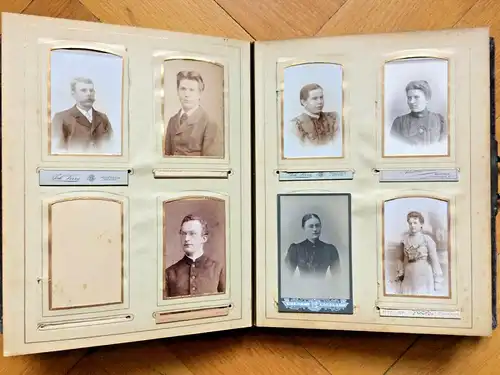 Uraltes Photoalbum mit Messingbeschlägen auf grünem samtähnlichem Stoffbezug