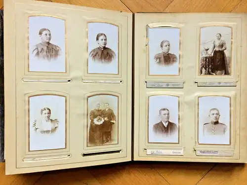 Uraltes Photoalbum mit Messingbeschlägen auf grünem samtähnlichem Stoffbezug