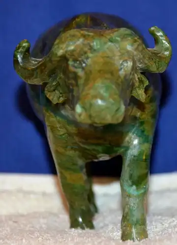 Wasserbüffel,Steinfigur,dunkelgrüner Stein,wohl Asien,Mitte 20. Jhdt.
