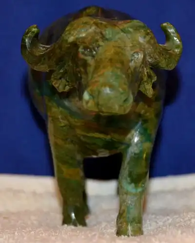 Wasserbüffel,Steinfigur,dunkelgrüner Stein,wohl Asien,Mitte 20. Jhdt.