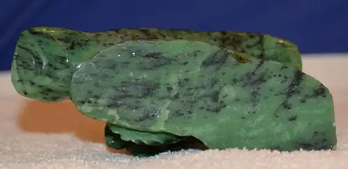 Eule,auf Ast,grüner Stein,ev. Jade, China