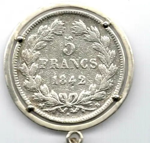 Uralte Silbermünze Fünf Francs 1842 in runder Fassung mit 7,5 cm langer Kette