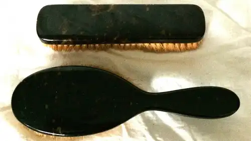 2 alte Haarbürsten aus Schildpatt-Imitat, ca. 1960