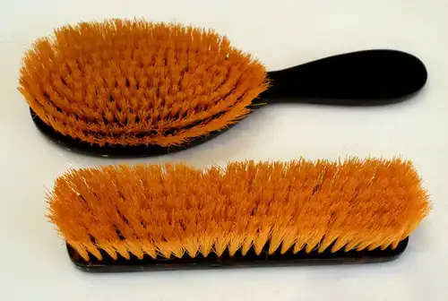 2 alte Haarbürsten aus Schildpatt-Imitat, ca. 1960