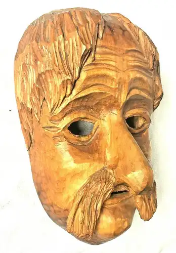 Handgeschnitzte Maske aus Obstholz, wohl südwestdeutscher Raum