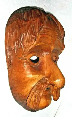 Handgeschnitzte Maske aus Obstholz, wohl südwestdeutscher Raum