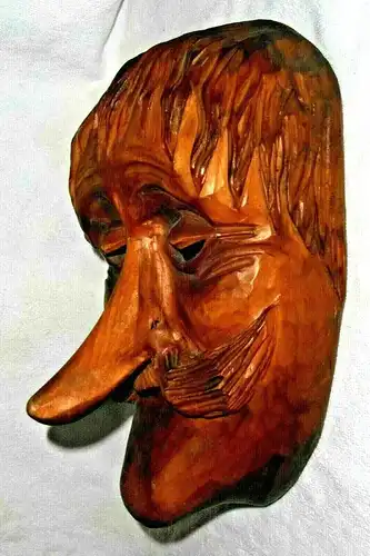 Handgeschnitzte Maske aus Obstholz, wohl südwestdeutscher Raum