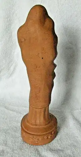 Madonnenfigur mit Jesuskind auf Sockel aus rotem Ton - signiert, ca. 1920
