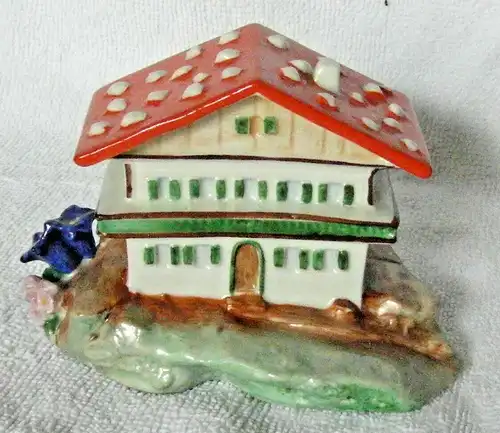 Kleines alpenländisches Haus aus Porzellan, wahrscheinlich Reisesouvenir
