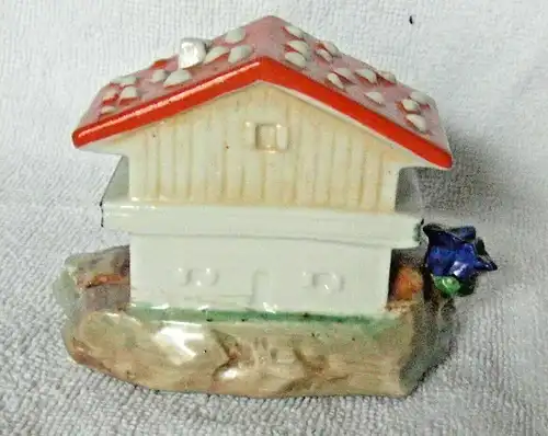 Kleines alpenländisches Haus aus Porzellan, wahrscheinlich Reisesouvenir
