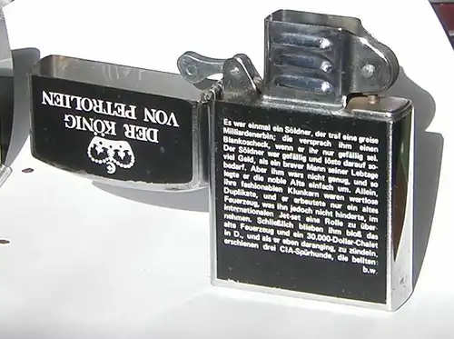 Großes Sturm Benzin - Tischfeuerzeug mit dem Spruch Der König von Petrolien....