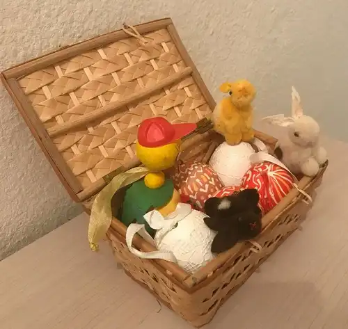 Osternest, mit verschiedenen Eier und Hasen, 9 Stück