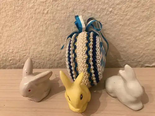 Osterei, beschmückt Perlen und Stickereien und 3 kleine Porzellan Hasen