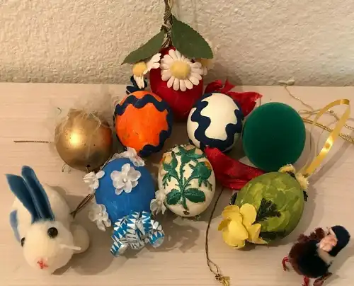 Ostereier, beschmückt mit verschiedenen Ornamenten aus Samt ,7 Stück