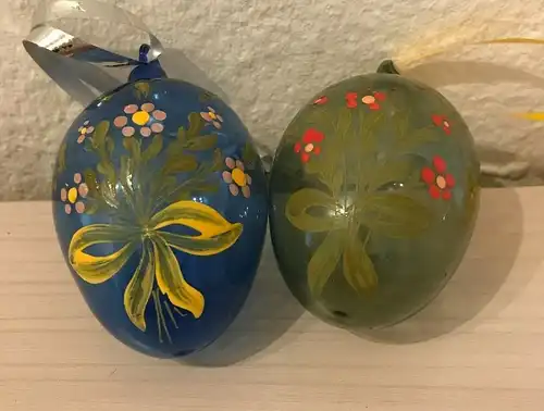 Zwei Ostereier aus Glas, handbemalt, blau und grün, mit Blumen als Ornamente ,