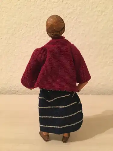 Krippenfigur, Wachs und Gummi, gestrickte Bekleidung, 20 Jhdt