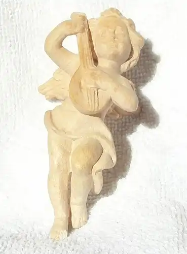 Kleiner geschnitzter Putto mit Laute, 9 cm hoch, wahrscheinlich Lindenholz