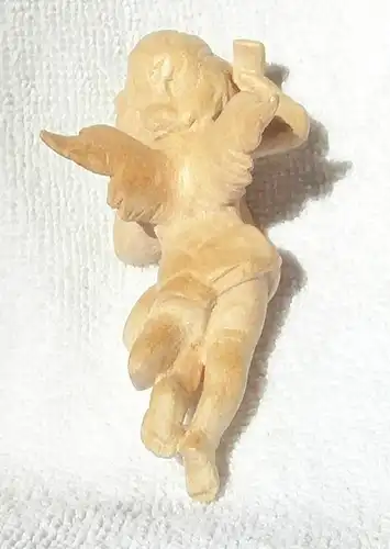 Kleiner geschnitzter Putto mit Laute, 9 cm hoch, wahrscheinlich Lindenholz