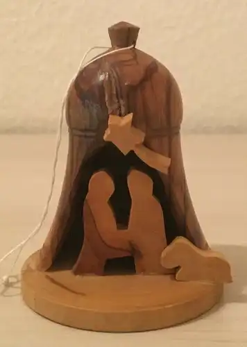 Weihnachtsschmuck, Glocke aus Holz mit heiliger Familie , 20 Jhdt