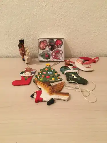 Bunter Weihnachtsschmuck, aus Holz,  11 Stück ,20.Jhdt