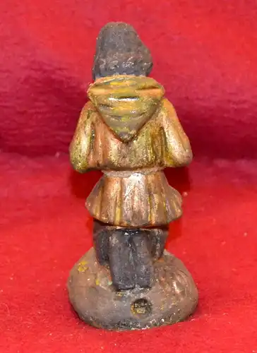 Krippenfigur,Kniender Knabe.Gips,koloriert, Höhe10 cm,1950 H.v.M