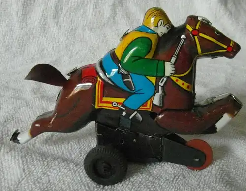 Blechspielzeug, Reiter auf braunem Pferd, mit Schwungradantrieb
