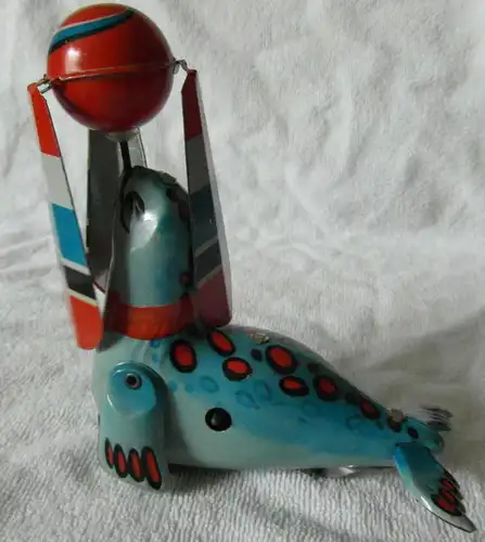 Blechspielzeug Robbe mit Ball mit Federantrieb