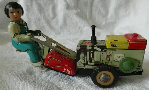 Blechspielzeug Traktor mit Federwerkantrieb im Originalkarton, funktionsfähig