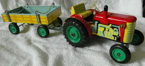 Traktor mit Anhänger in Originalkarton mit Federwerkantrieb