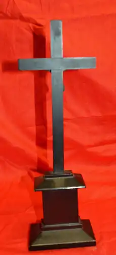 Holzkreuz mit versilbertem Metallcorpus auf Sockel,19 . Jhdt