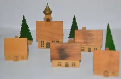 Erzgebirge Miniaturdorf,Holz,1 Kirche ,4 Häuser und 3 Bäume