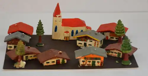 Erzgebirge Miniaturdorf,Holz,geschnitzt u.bemalt,9 Häuser und 4 Bäume