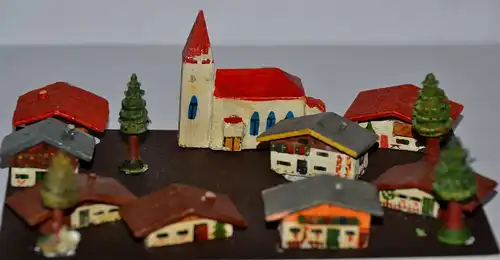 Erzgebirge Miniaturdorf,Holz,geschnitzt u.bemalt,9 Häuser und 4 Bäume