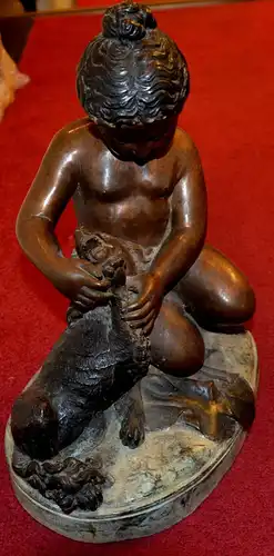 Figur, Mädchen befreit Hund von Stachel,Messingguss,bronziert